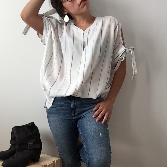 ❗️One Left❗️NWT Stripe Cold Shoulder  Sleeves - Picture 3 of 4